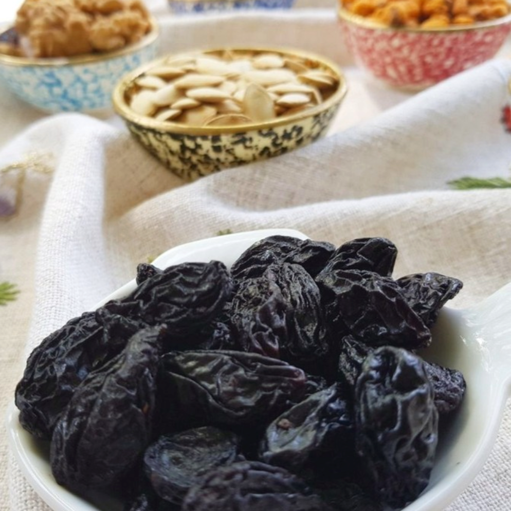 Schwarze Trauben mit Kernen